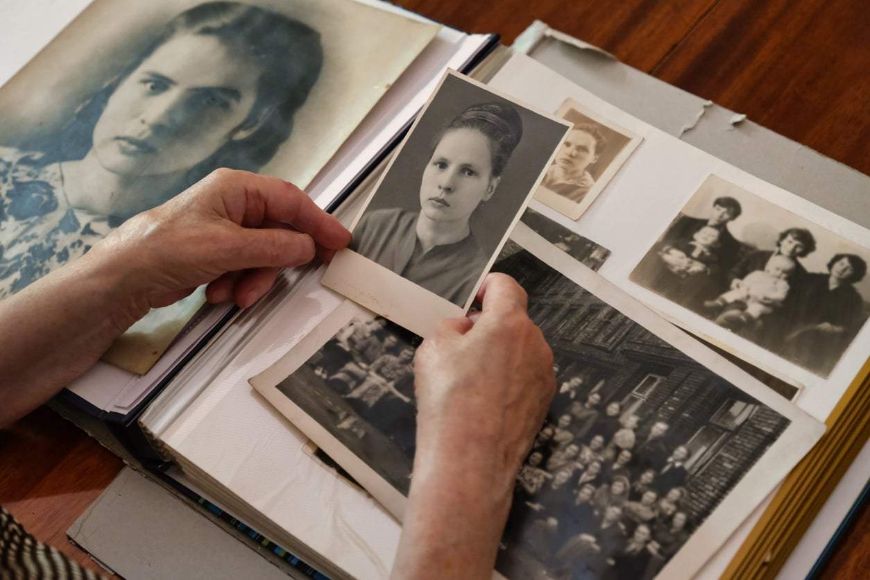 «Encontré una foto de boda desconocida en el baúl de mi abuela» — la tarde que reescribió nuestra historia familiar — Familia
