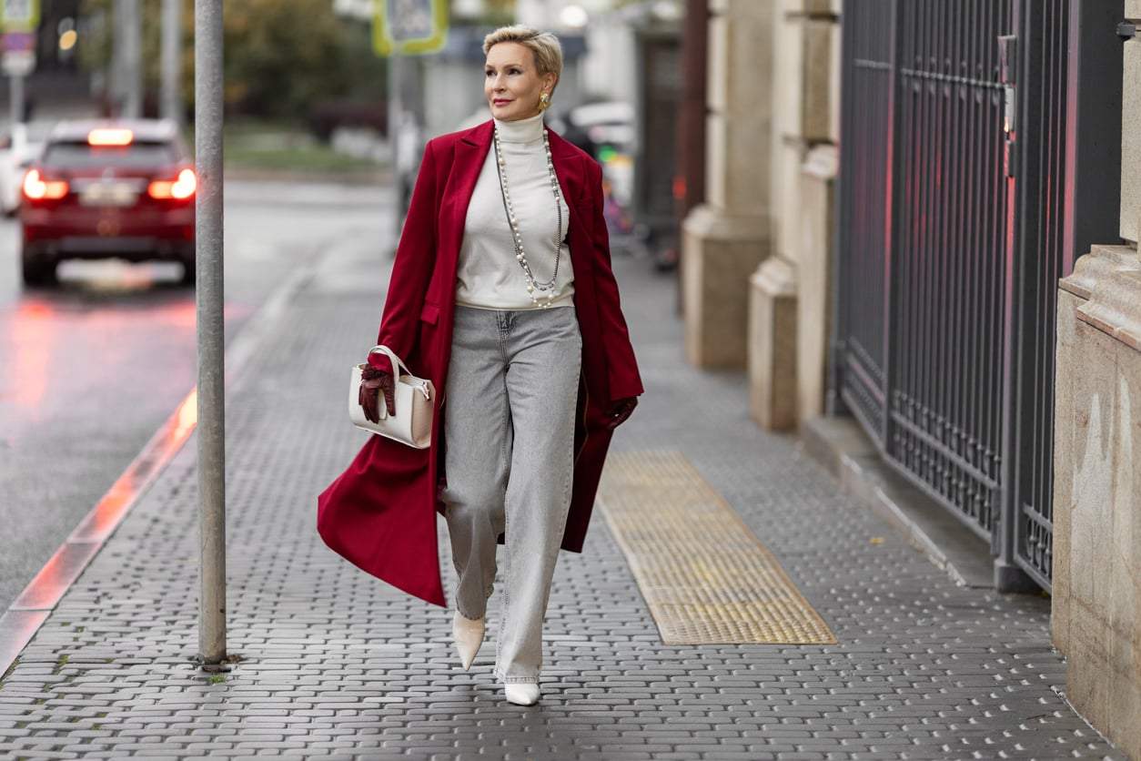 Cette couleur de manteau qui fait paraître instantanément plus jeune après 50 ans — Mode
