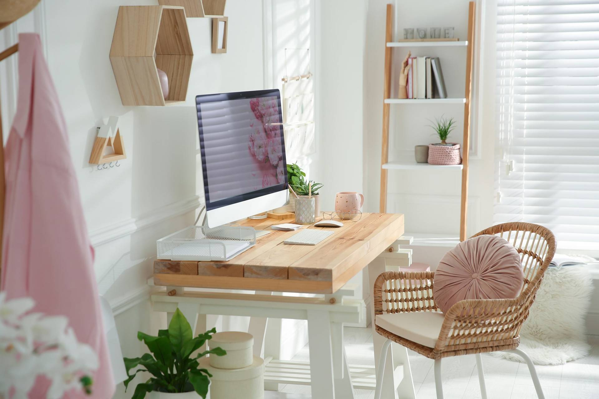 Il paradiso del lavoro: 10 idee di decorazione femminile per il home office