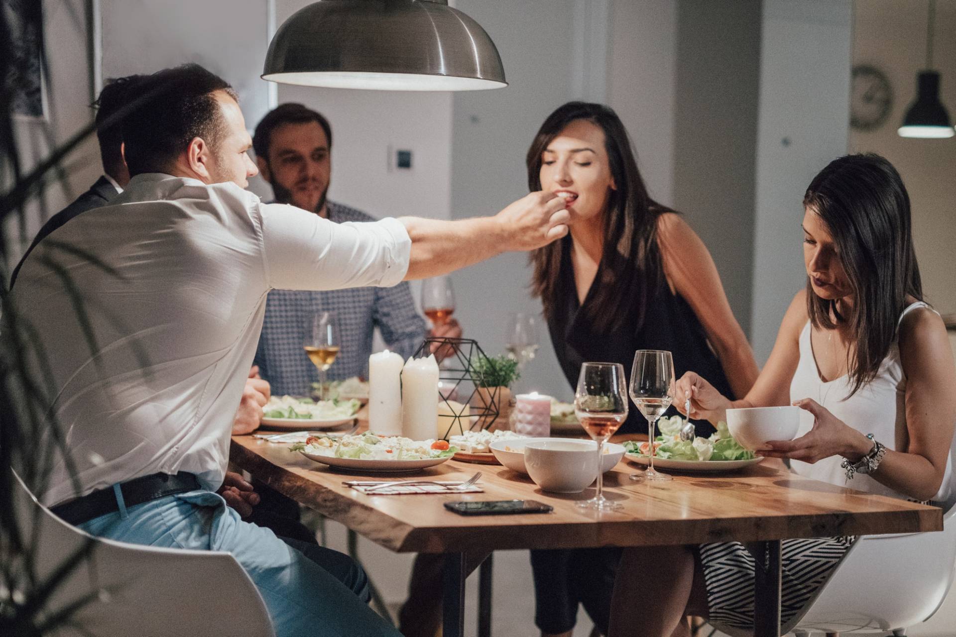 “Me convenció para que lo intentáramos...” - Parejas comparten su experiencia con el matrimonio abierto