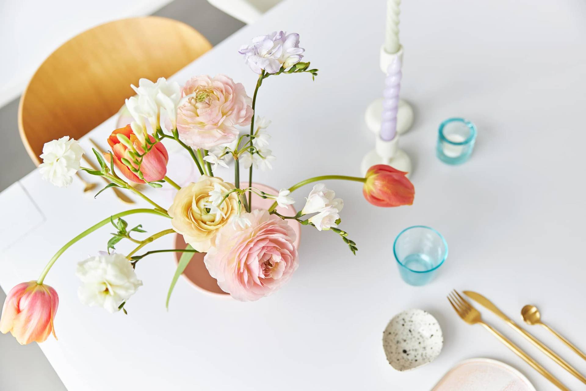 Niente paura, non è kitsch! 7 decorazioni primaverili con fiori artificiali per chi ha poco tempo per quelli veri