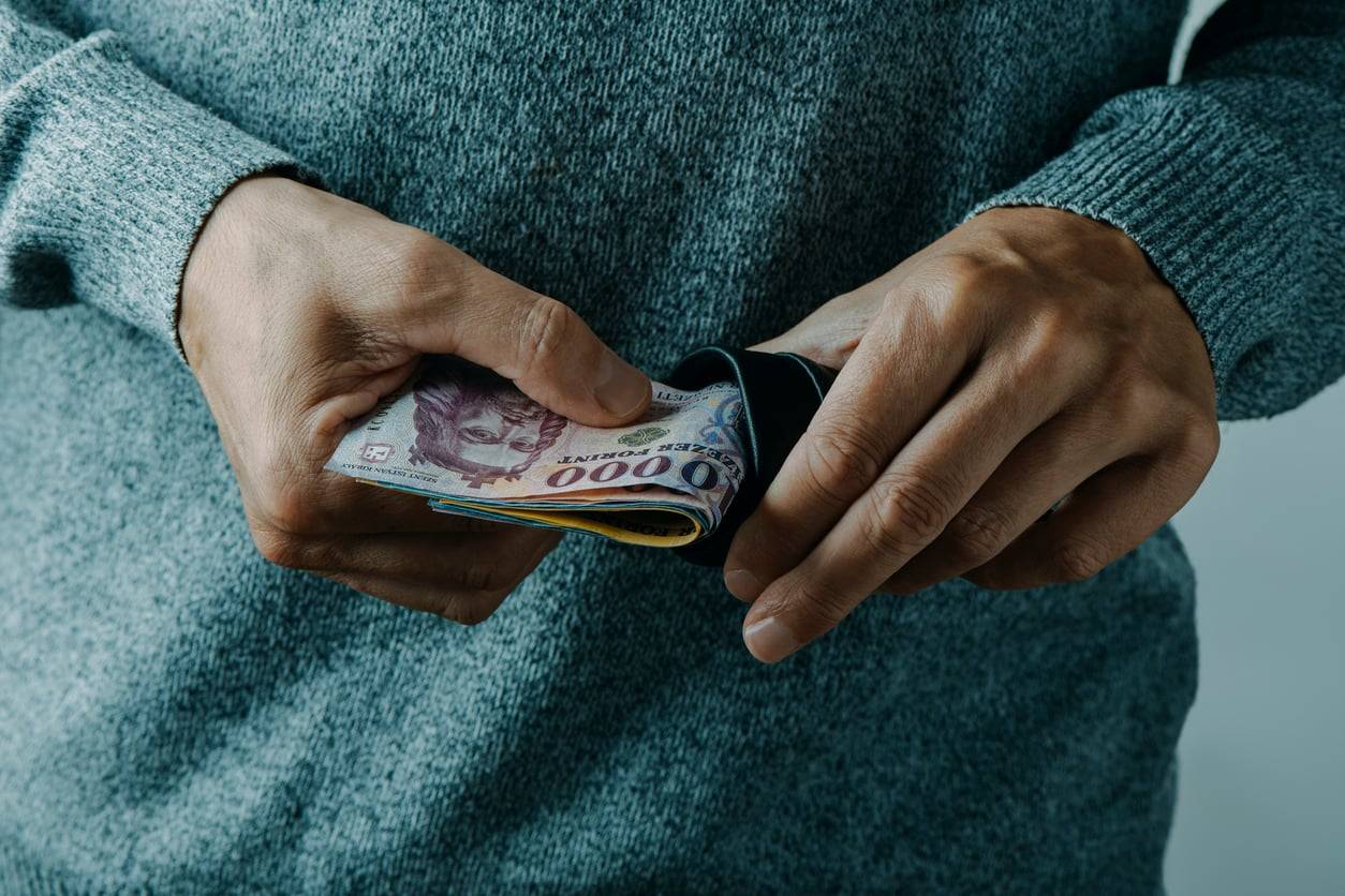 „Verstecke das Geld im Gefrierschrank!“ 5+1 clevere Orte, um Bargeld sicher zu verstecken