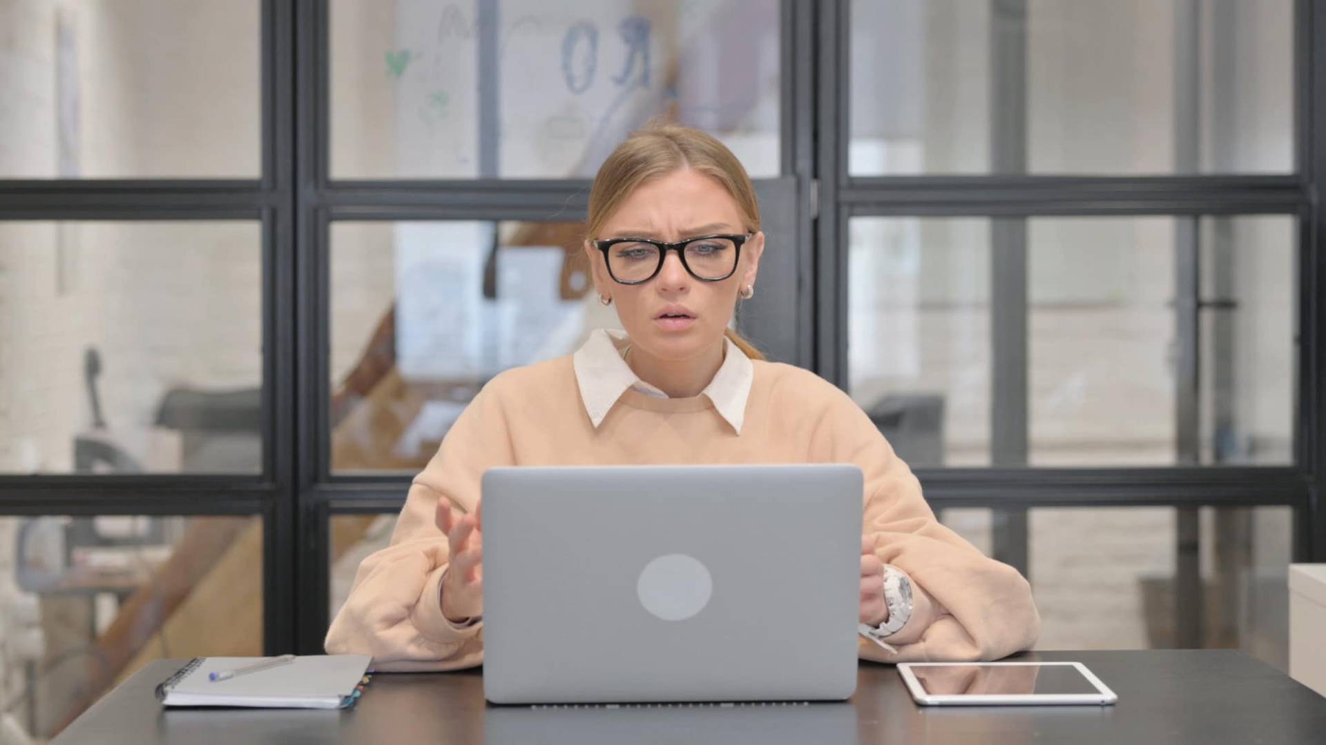 «Prometió un bono, yo trabajé duro y no me dio nada» - Las mayores traiciones en el trabajo
