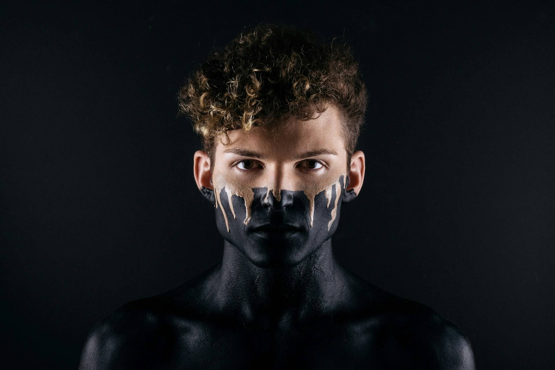 "He whispered in my ear that if I leave, he'll kill me." – Men reveal a lot about themselves, you just need to listen