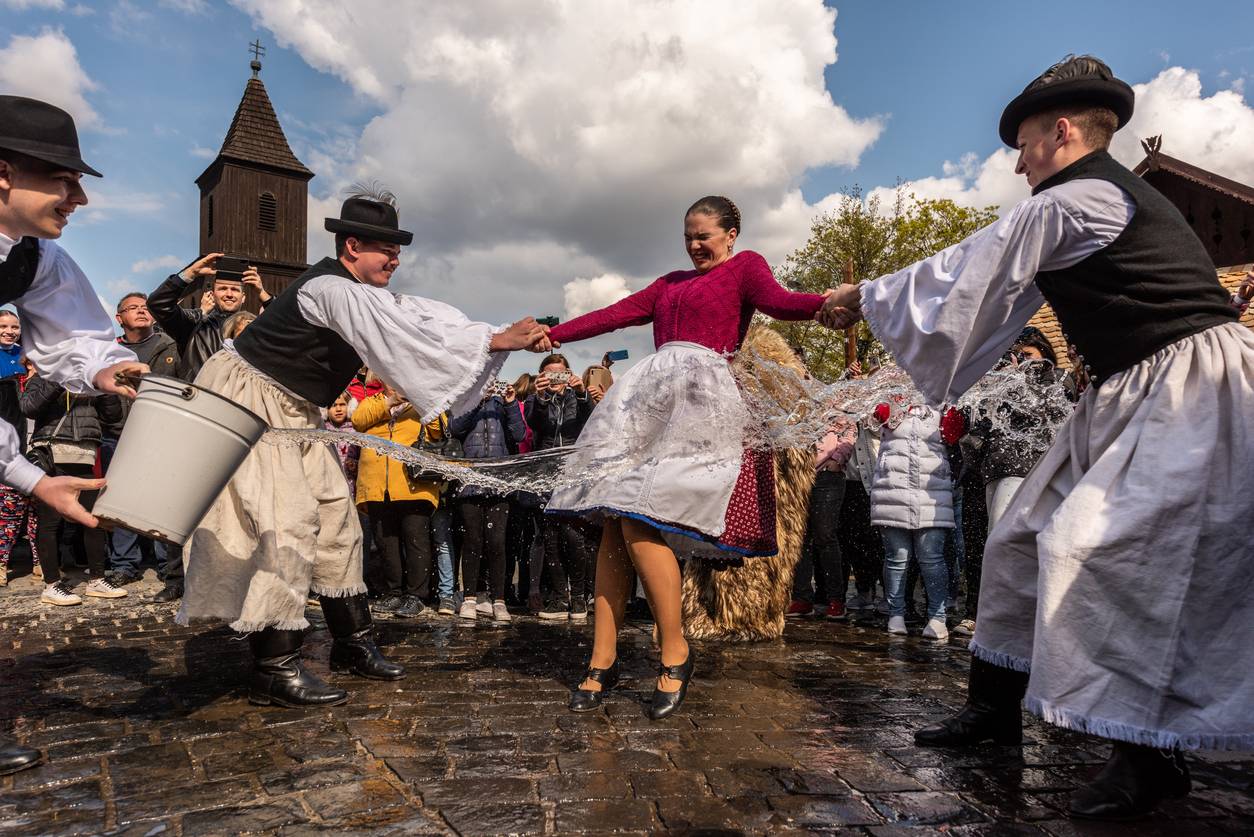 So sagst du höflich Nein zum Parfüm beim Osterspritzen – ohne jemanden zu verletzen