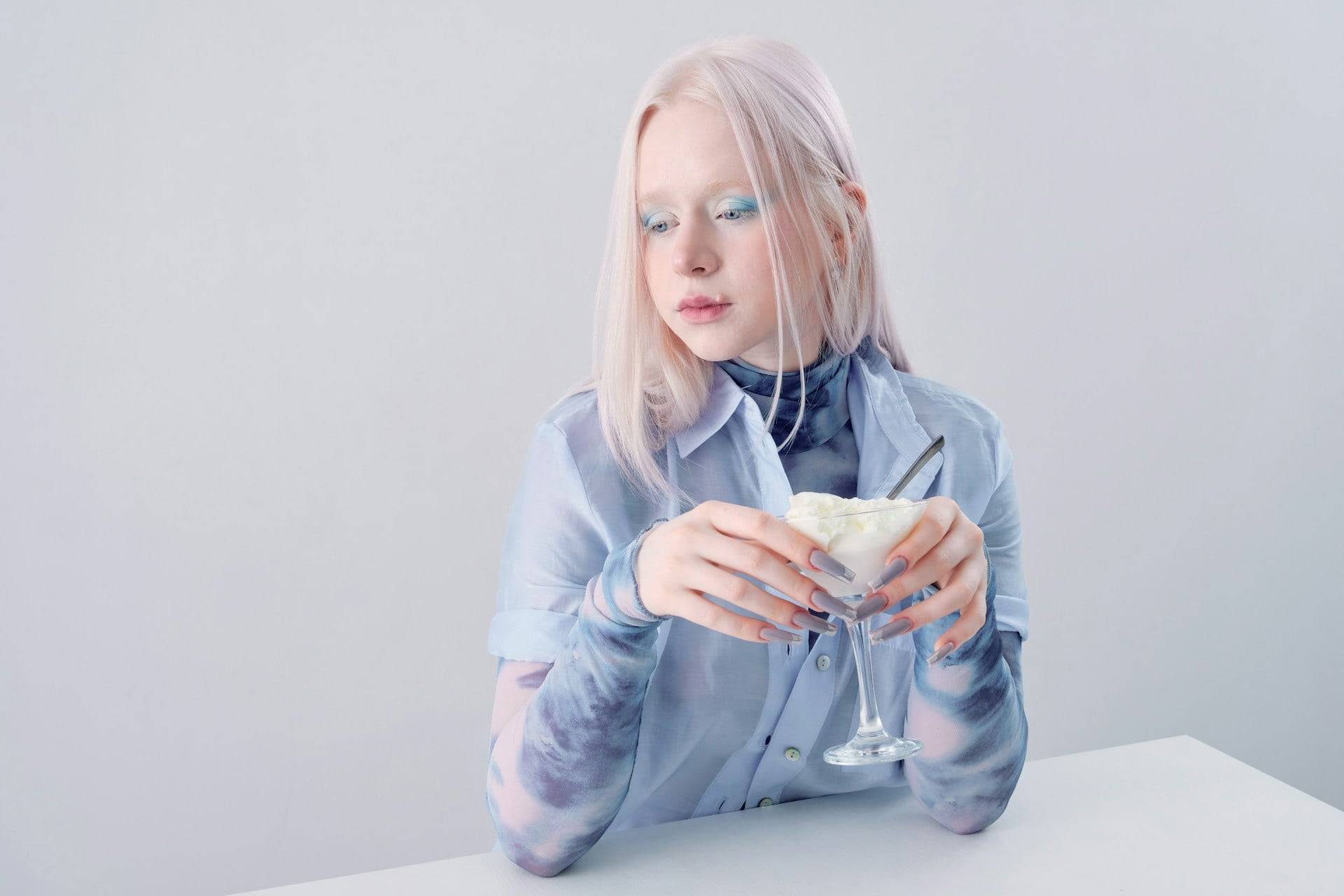 Hellblau ist die Trendfarbe des Frühlings – diese Teile solltest du dir jetzt sichern