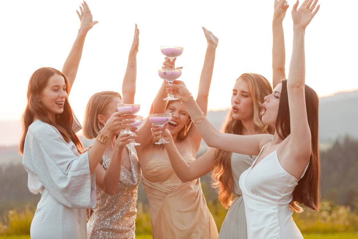 Cómo ser un invitado de boda con estilo en 2026