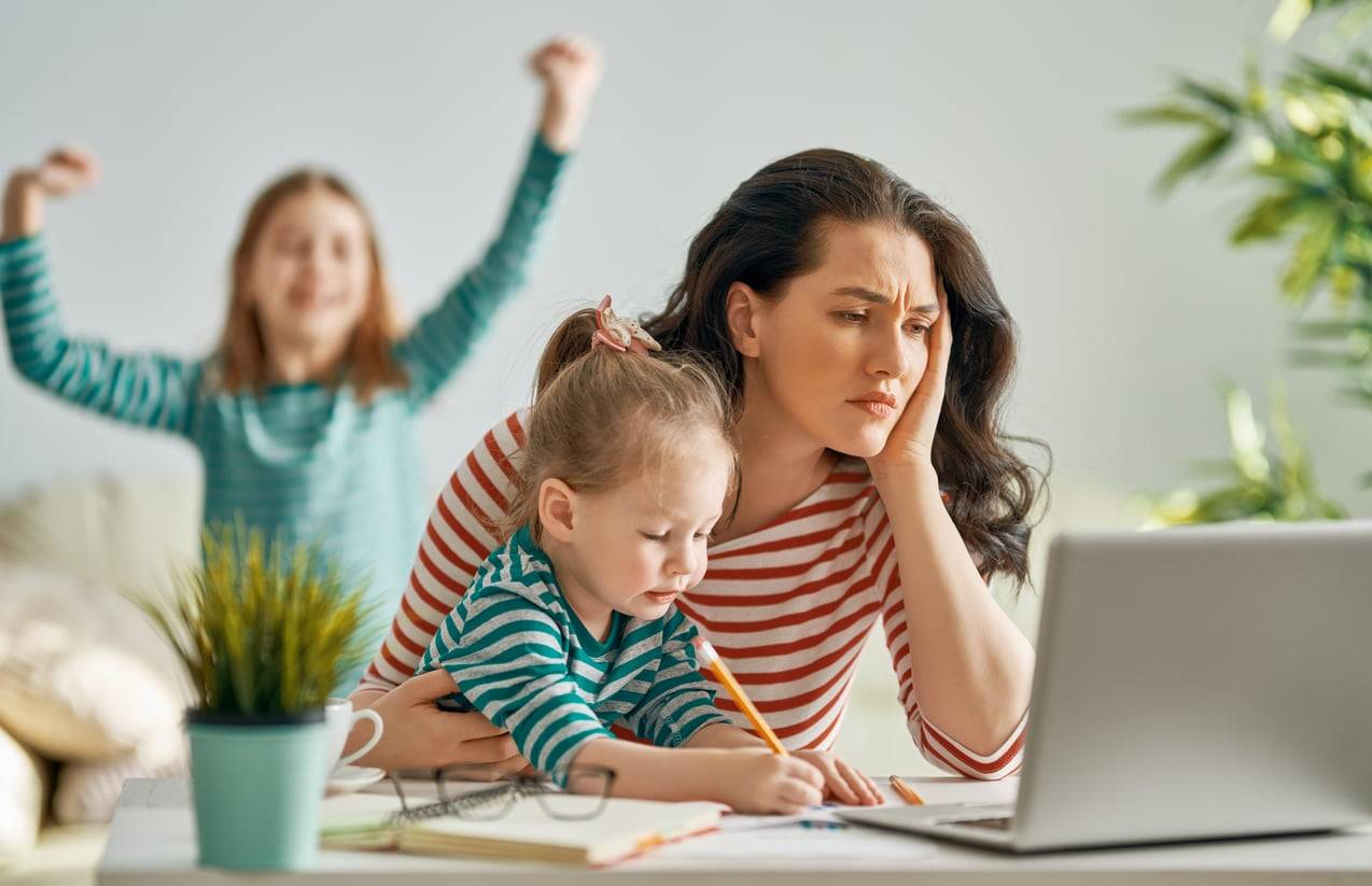 Wenn dein Kind dich nur arbeiten sieht: Diese Spuren hinterlässt du in seiner Seele