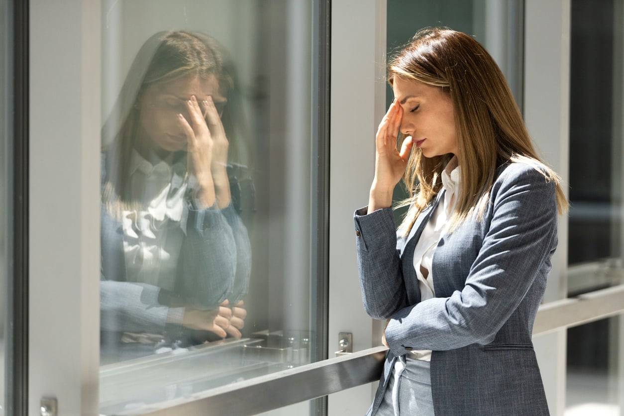 8 cose che frenano silenziosamente la tua carriera (e che forse non hai ancora notato)