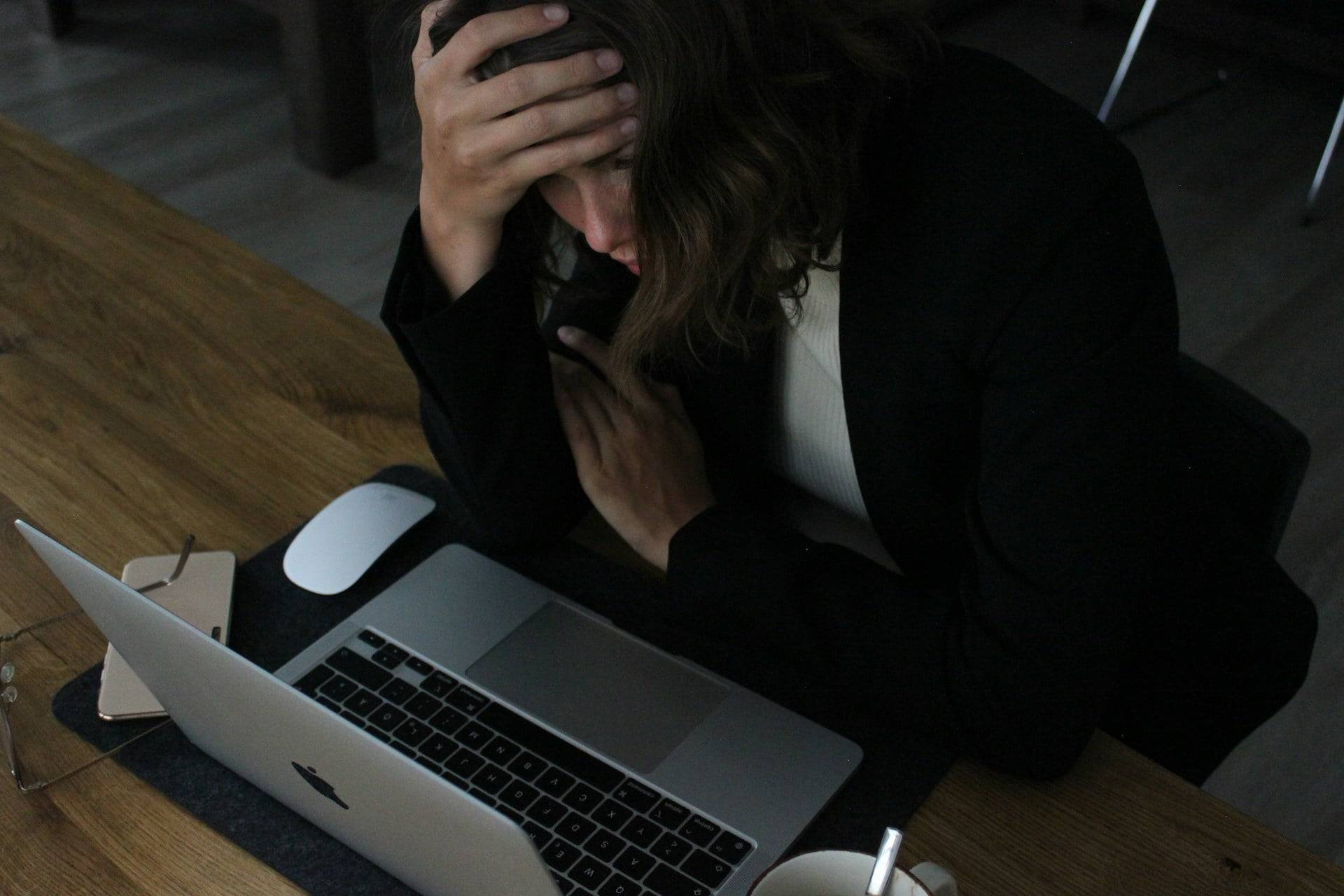 4 segnali chiari che hai raggiunto la fase finale del burnout lavorativo