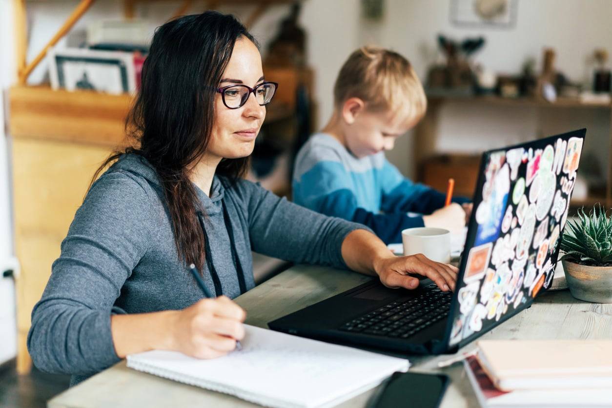 Home office con i bambini in casa durante l'estate: come sopravvivere (e godersi ogni momento)