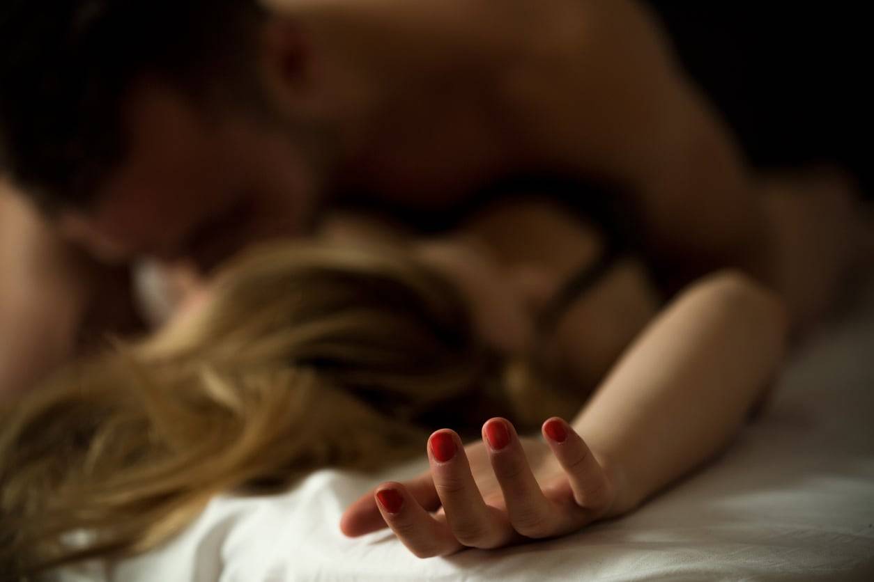 3 blocchi mentali che ti impediscono di raggiungere l'orgasmo (e come superarli)