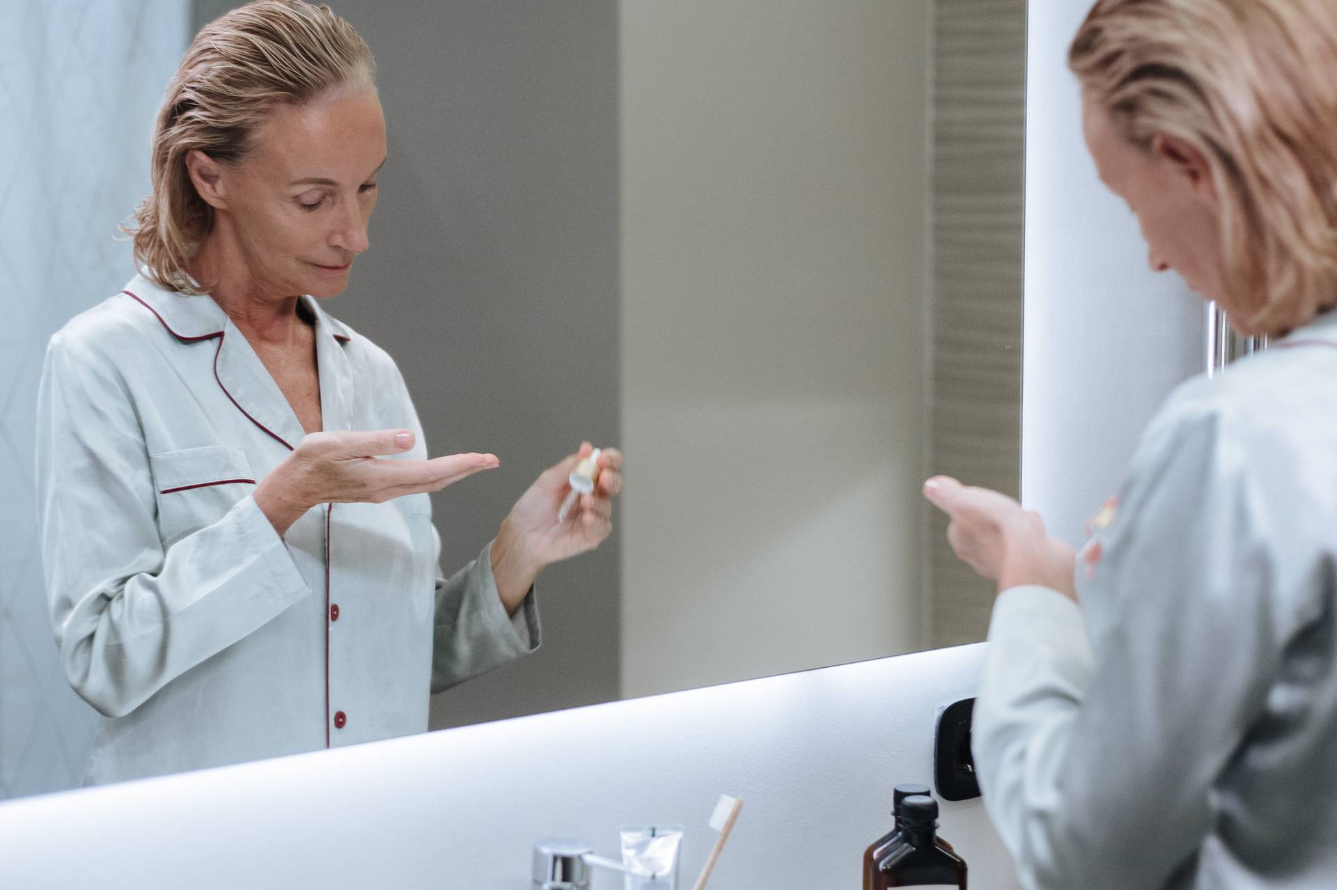 4 productos de tu rutina facial de la mañana que están envejeciendo tu piel