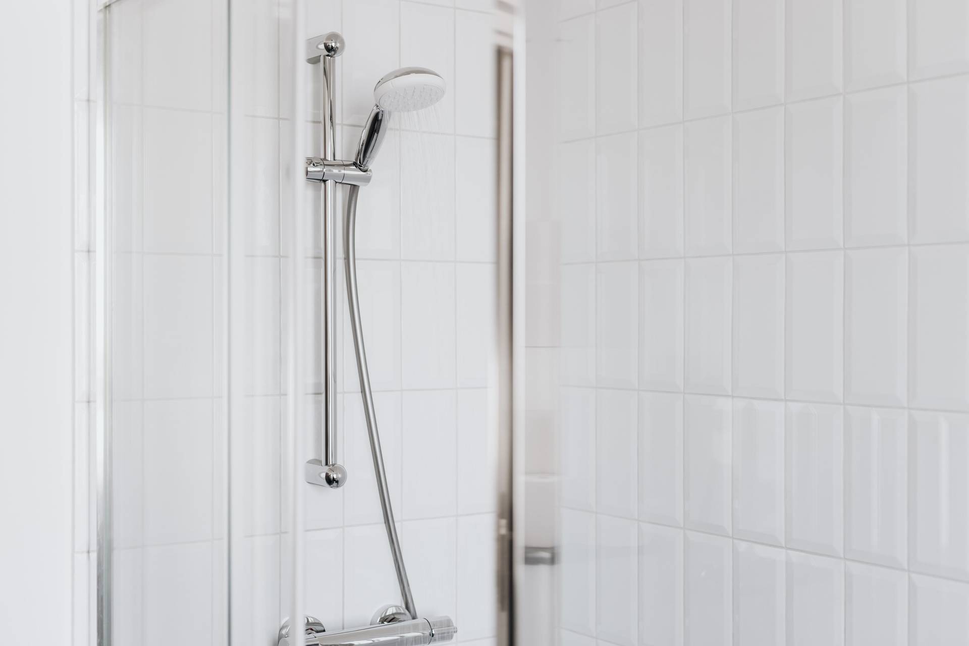 Joints de salle de bain noircis : le geste tout simple pour les rendre blancs à nouveau