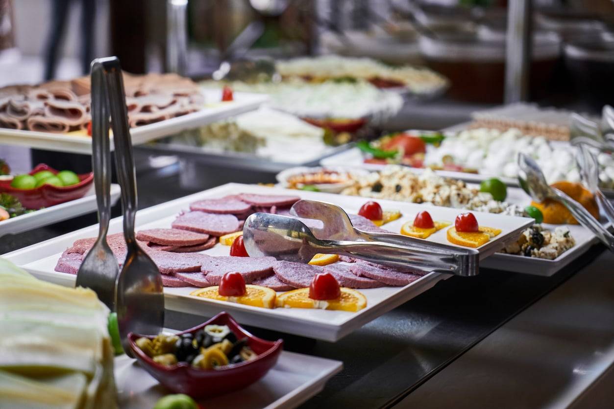 The hidden tricks hotels use to control what you eat at the breakfast buffet — Lifestyle
