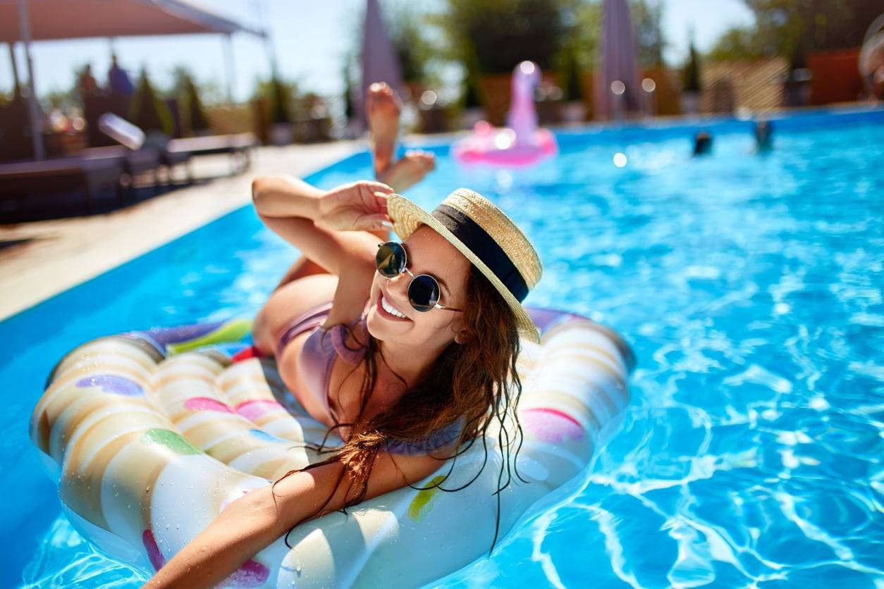 Want to meet someone at the beach? 3 simple tricks that make you instantly more approachable — Lifestyle