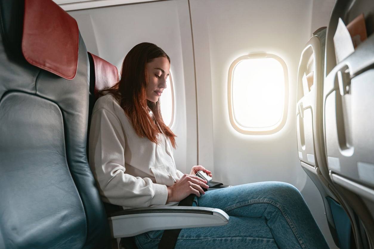 3 accesorios baratos que convierten un vuelo low cost en un viaje cómodo