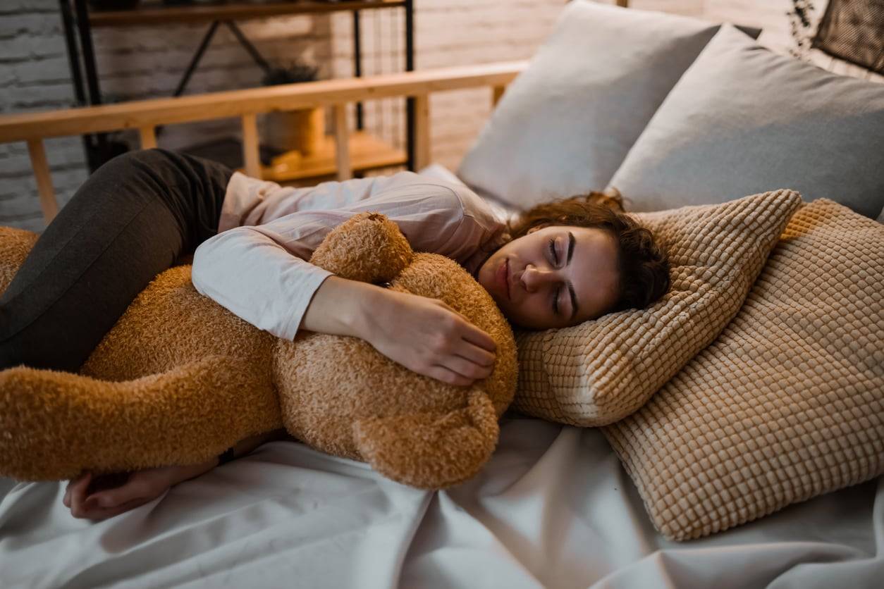 Pourquoi votre cerveau s'emballe dès que vous vous couchez — et 7 façons de vous rendormir enfin