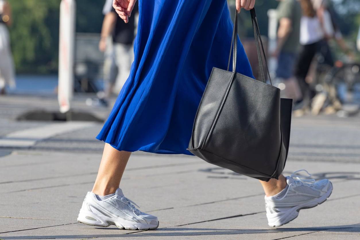 Baskets et robe d'été : l'astuce pour un look chic (et jamais négligé)
