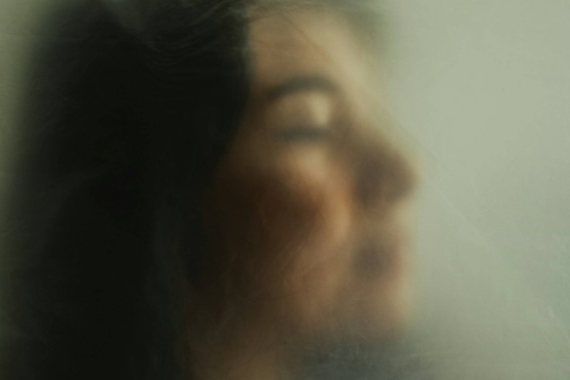 "Si tomaba una decisión sin él, me castigaba" — Señales de que tu pareja te manipula emocionalmente