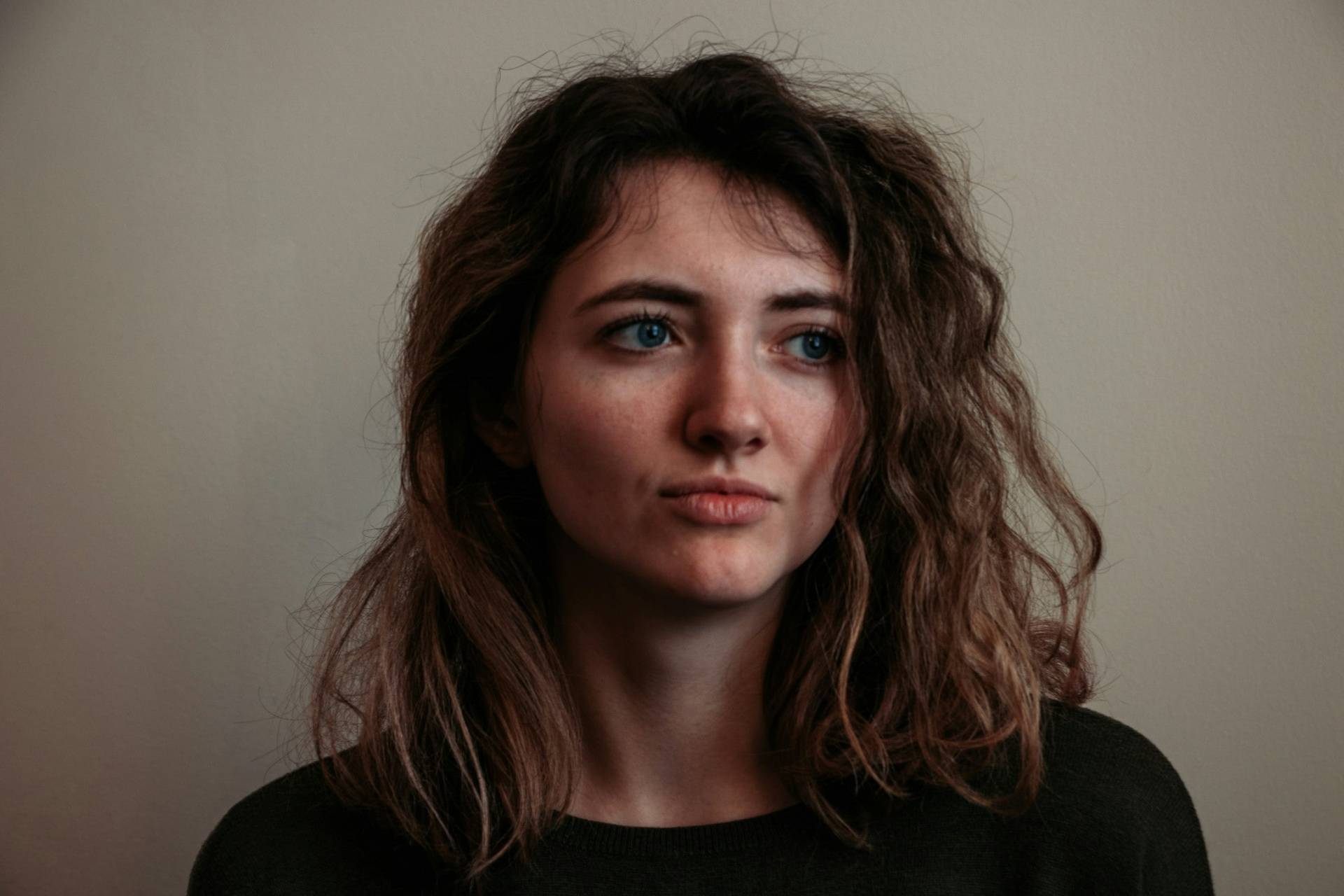 «Desde pequeña tuve que escuchar lo mala que era su vida por mi culpa» — Cargar con el sufrimiento de tus padres siendo niña es maltrato emocional