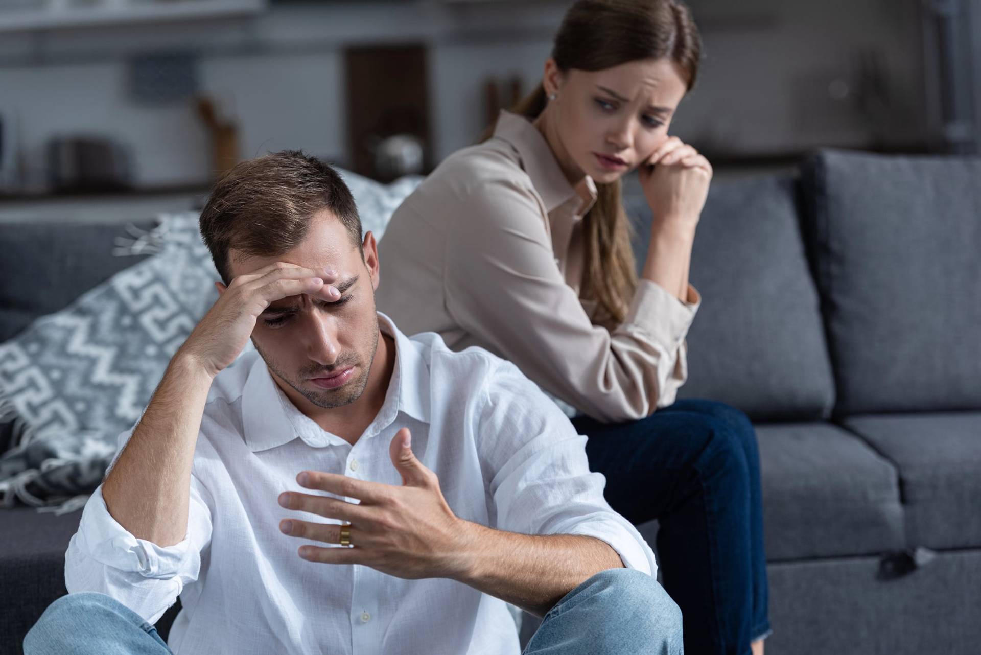 8 señales sutiles de que tu pareja ya no está luchando por la relación