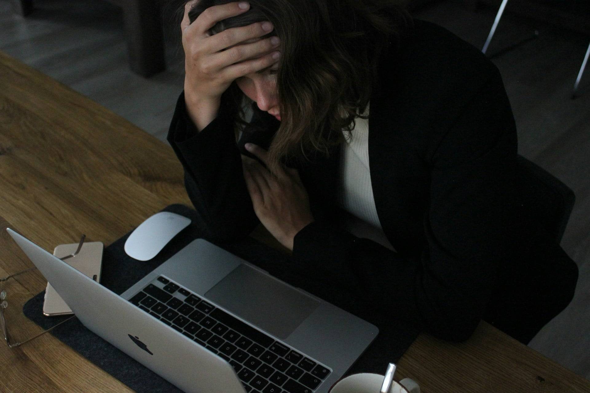 "Me llamó a las 7 de la mañana un domingo para gritarme" – Jefes que hacen imposible trabajar