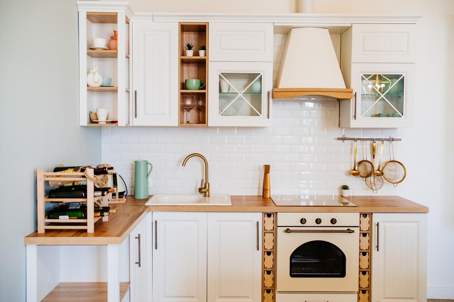 Libera il piano cucina: così la casa sembra subito più fresca e accogliente — Arredo