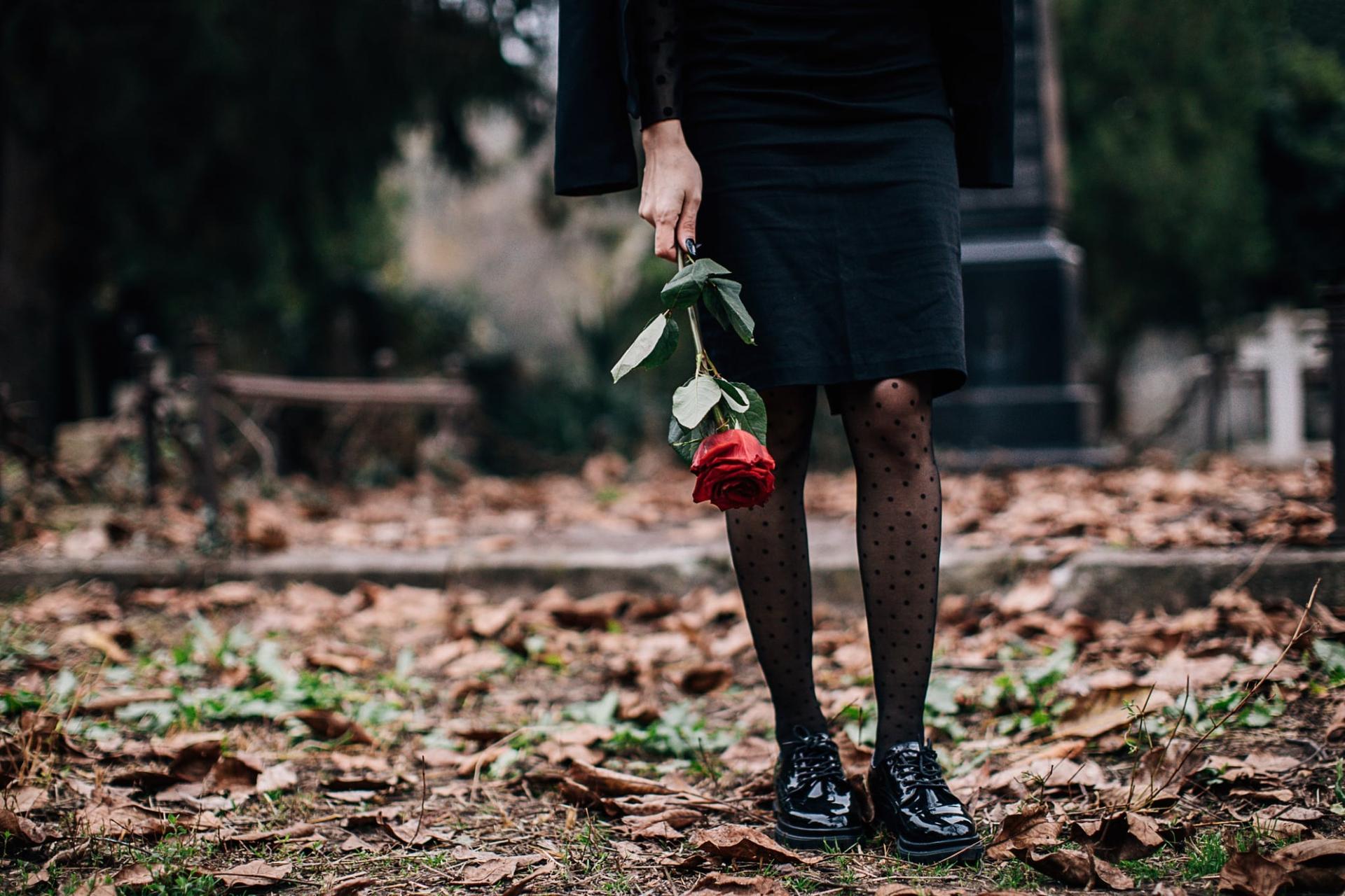 7 flores simbólicas para honrar a nuestros seres queridos en su tumba — Familia