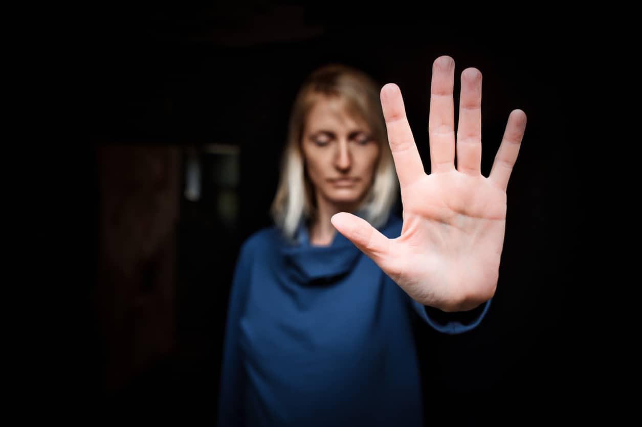 La vecina del pueblo que envenenó a maridos agresores. Mujeres que se defendieron de la violencia — Relación