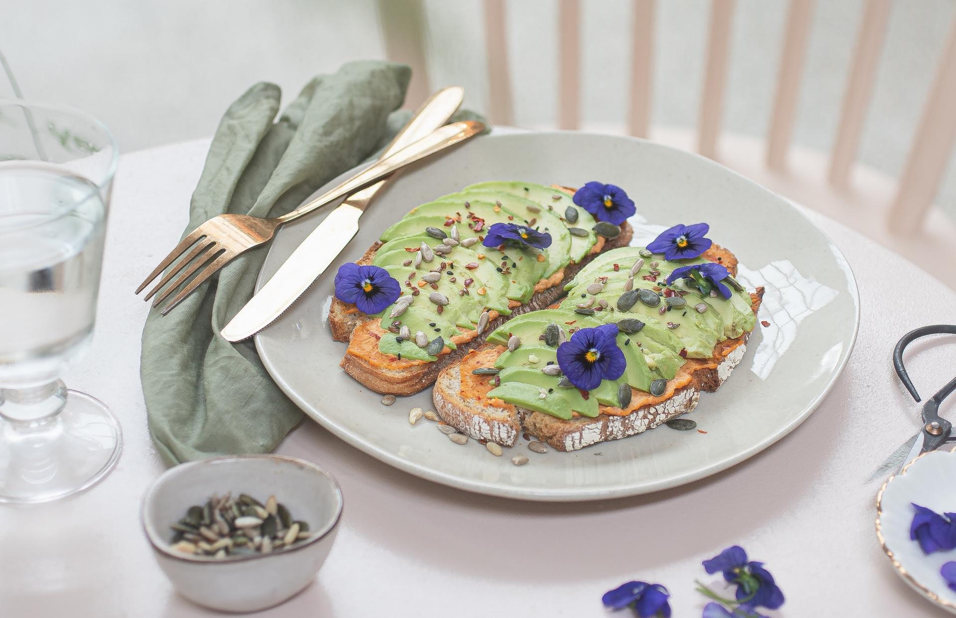 8 flores comestibles que puedes llevar del jardín directo a tu plato — Estilo de vida