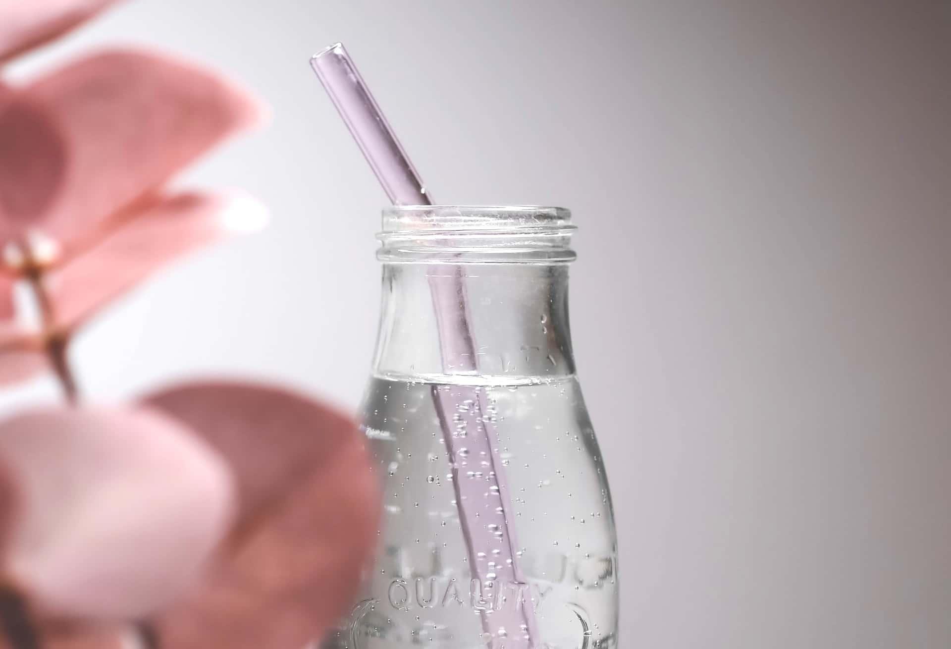 L'acqua frizzante fa bene? Ecco cosa dicono medico e dentista — Salute