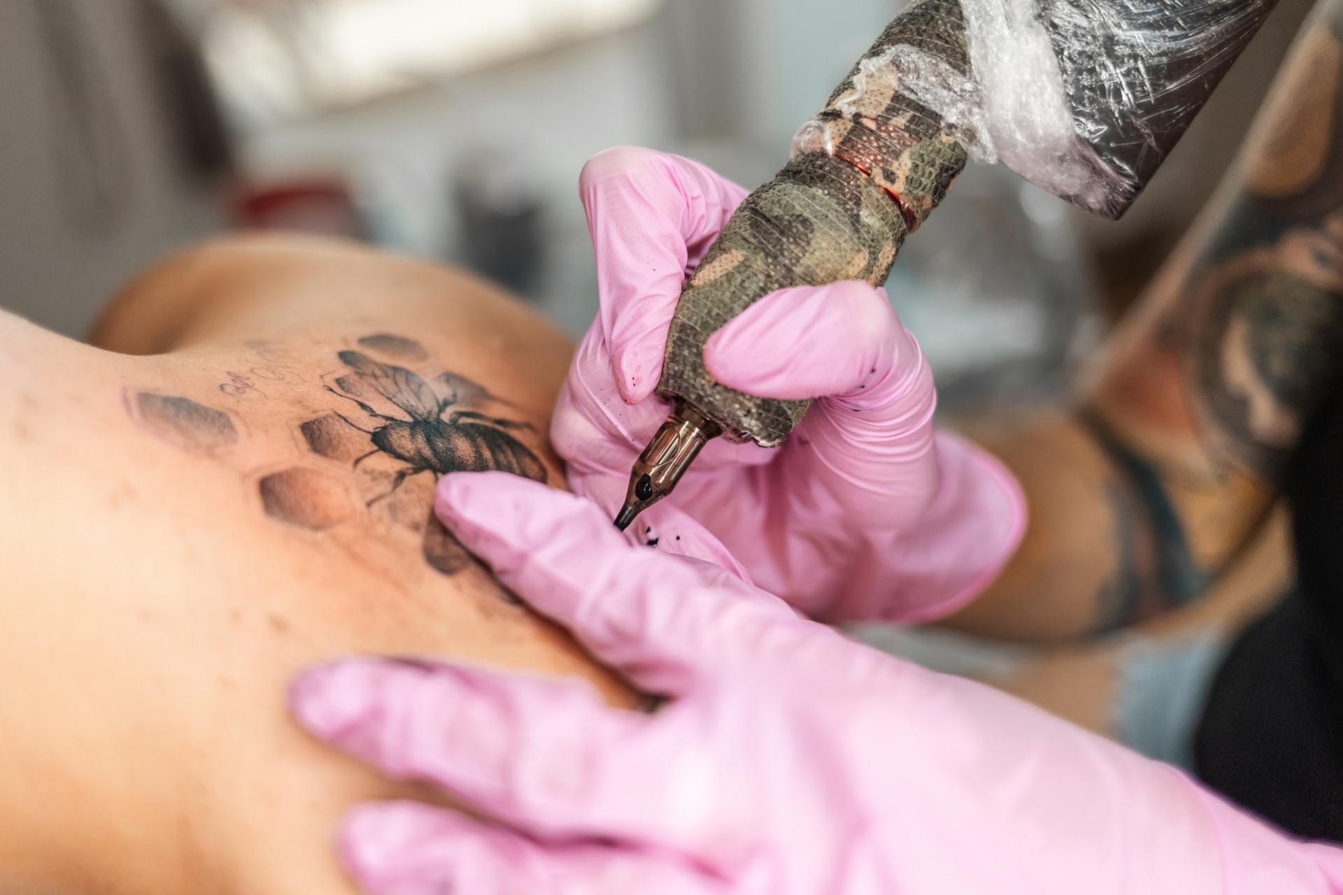 «Una ardilla hambrienta que agarra dos avellanas...» - Tatuadores cuentan sus tatuajes más locos — Estilo de vida