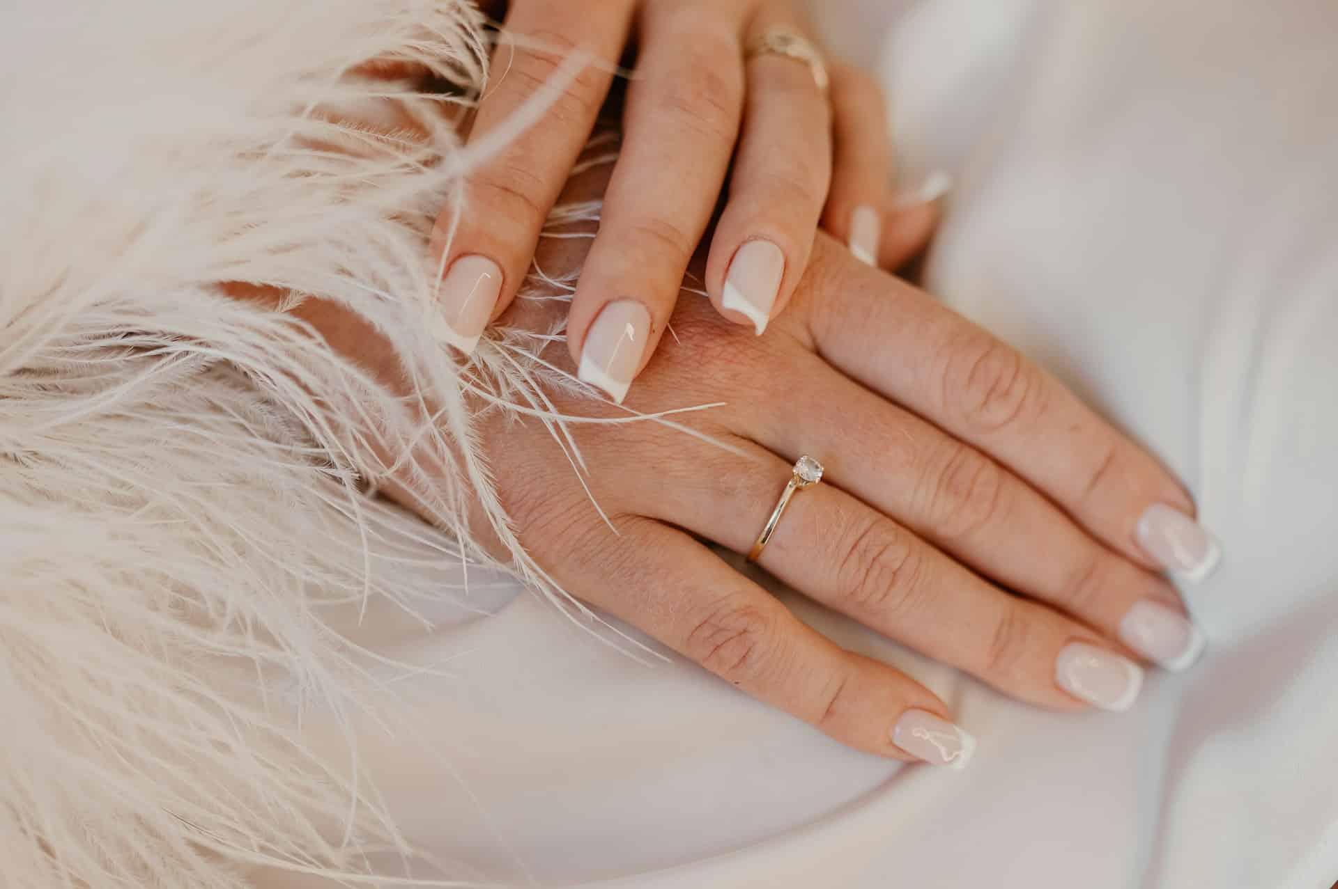 Manicure francese reinventata: 8 varianti che vorrai salvare subito — Stile