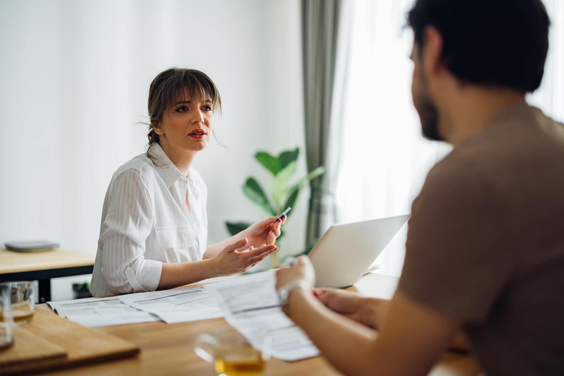 ¿Crees que esa chica es guapa? - 10 frases que ningún hombre quiere oír de su novia — Relación