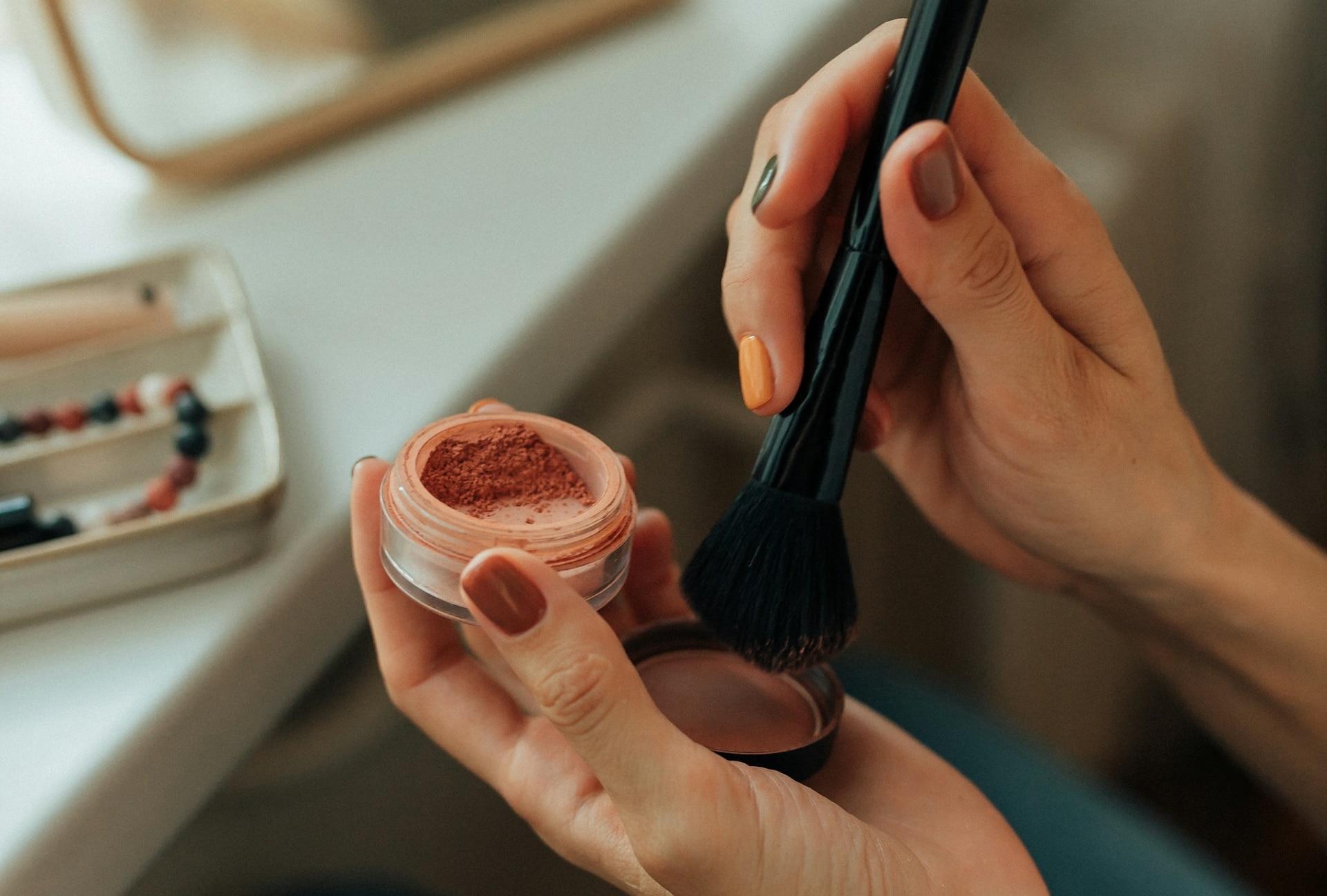 Come applicare il blush in base alla forma del tuo viso — Viso