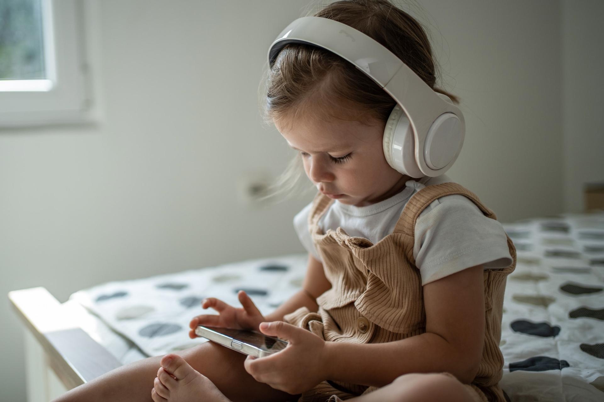 How Much Screen Time Is Safe for Your Child? International Guidelines Explained — Family