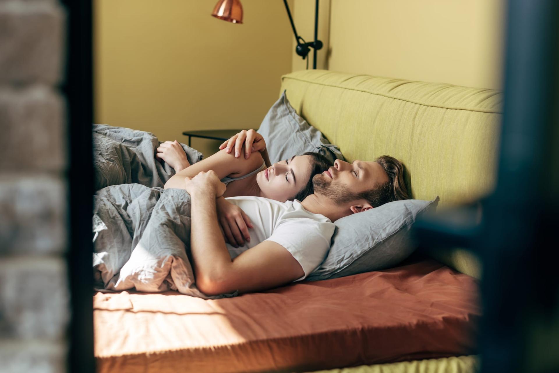 ¿Ella se acuesta temprano y tú te duermes después de medianoche? Así pueden mantener una relación armoniosa — Relación