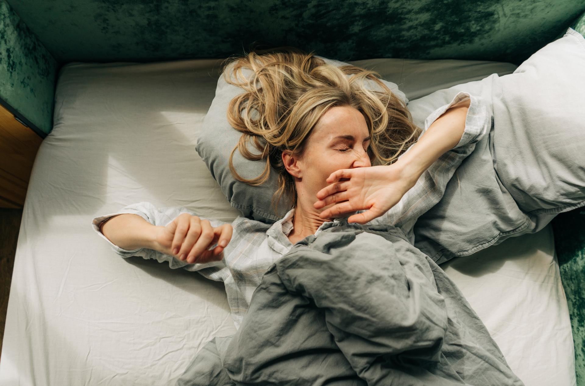 De quel côté du lit dors-tu ? Ce que cela révèle sur toi — Santé