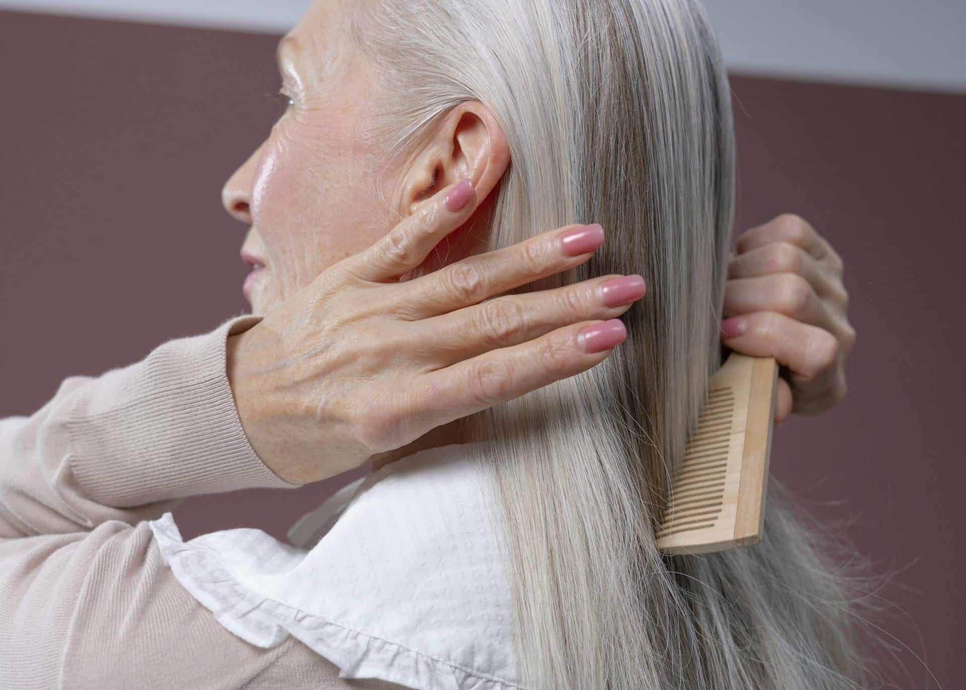 Capelli grigi, nuovo stile: 10 acconciature senza tempo — Capelli