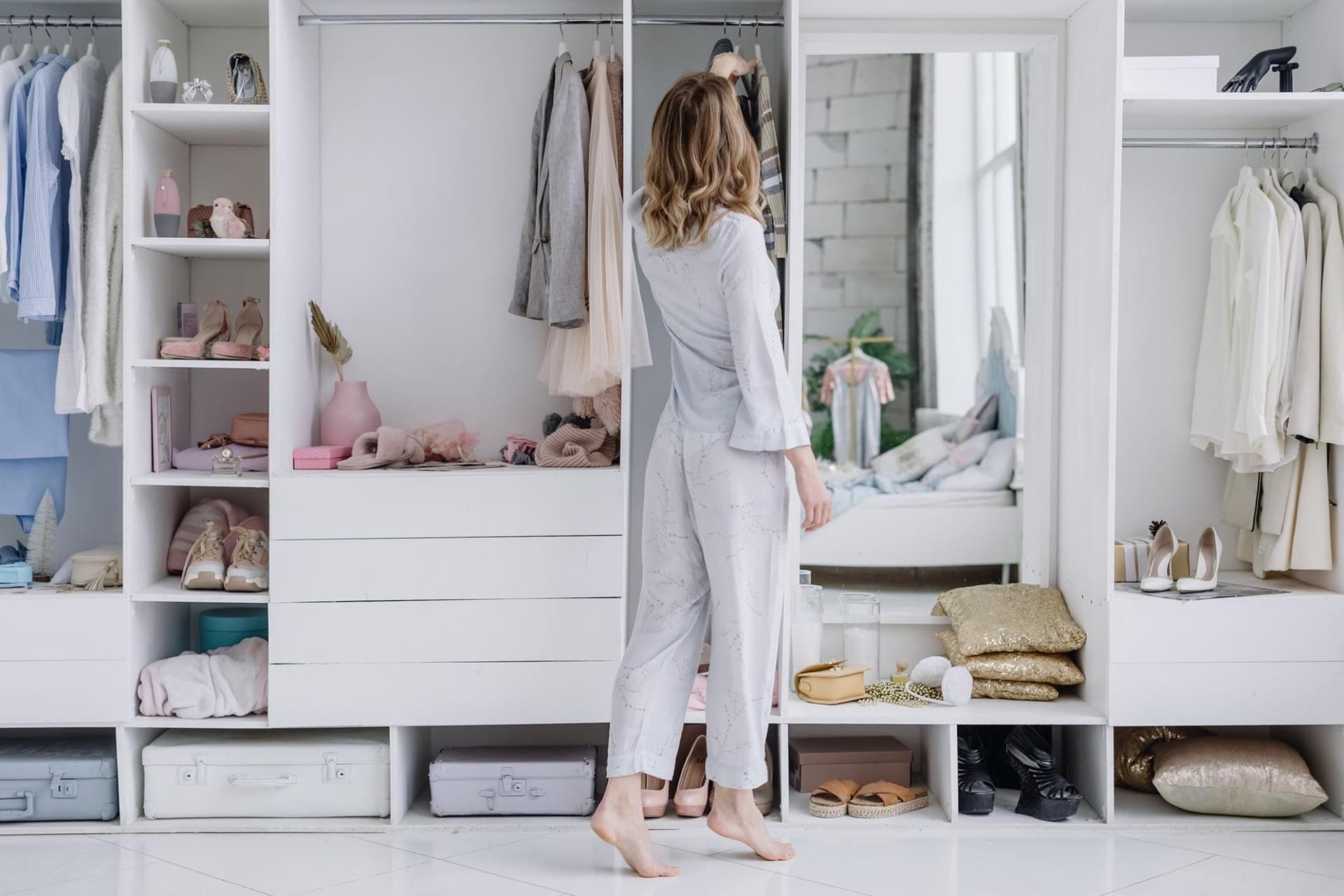 20 Leggings an einer Bügelstange? Super platzsparende Kleiderbügel aus dem Netz — Mode