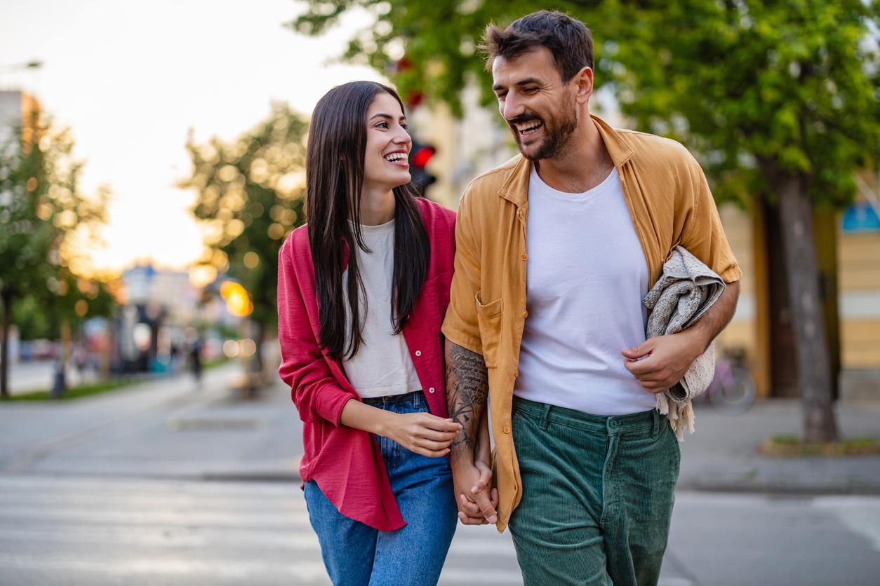 Comment tient-il ta main ? Ce geste révèle la nature de votre couple — Relation