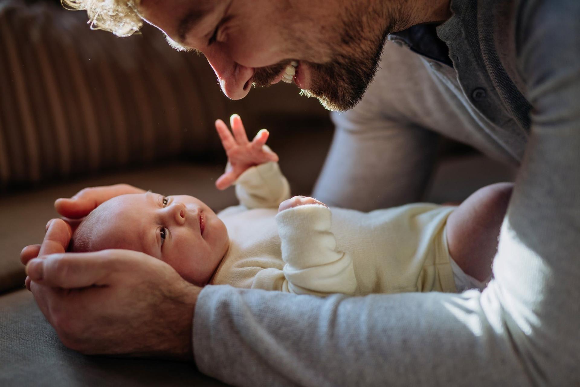 „Meine Freundin kann ihr Kind nicht mal für eine Stunde mit ihrem Mann alleinlassen“ – Frische Mamas, lasst euren Partner mit dem Baby aufblühen! — Familie