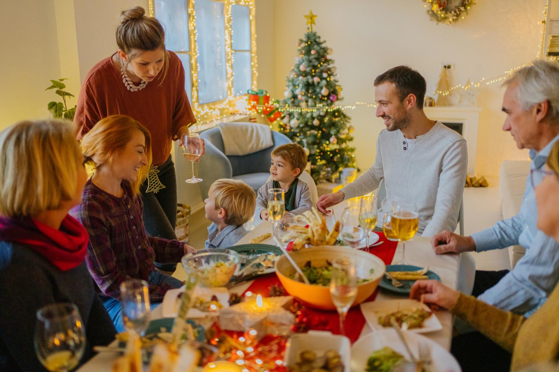 Política y cena navideña: ¿qué hacer cuando no compartimos las mismas ideas políticas? — Familia