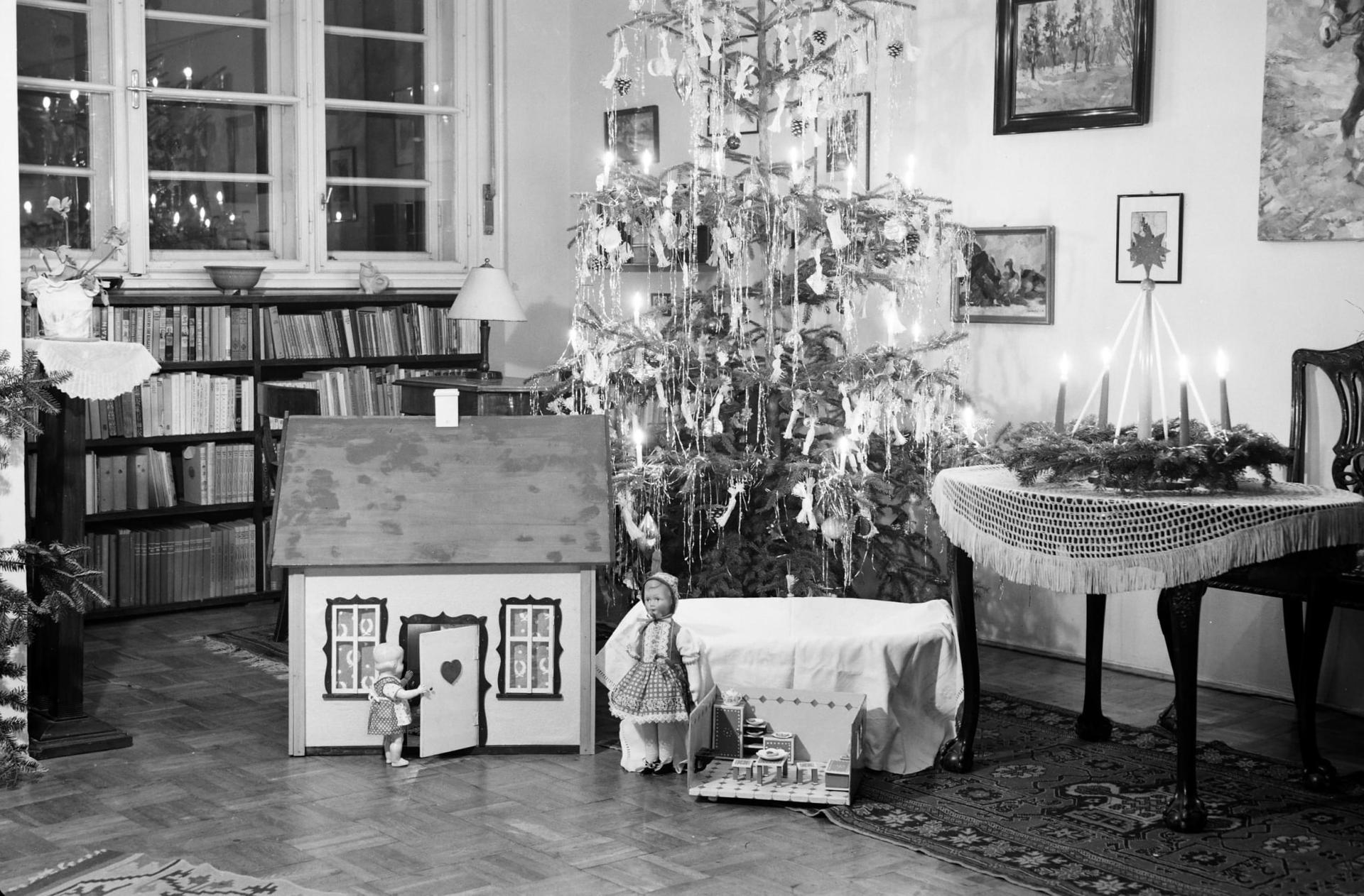How Christmas Trees Have Changed – Touching Photos of Last Century’s Holidays — Leisure