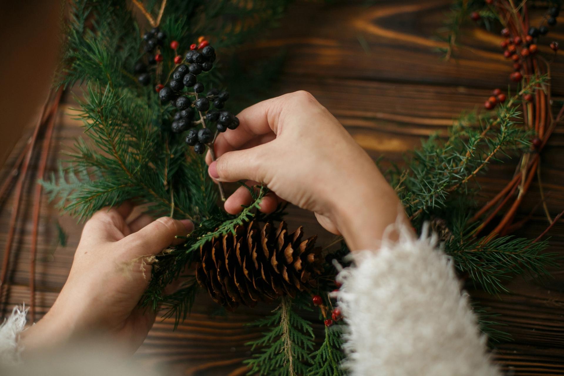 Comment créer de magnifiques décorations de Noël avec des pommes de pin — Décoration