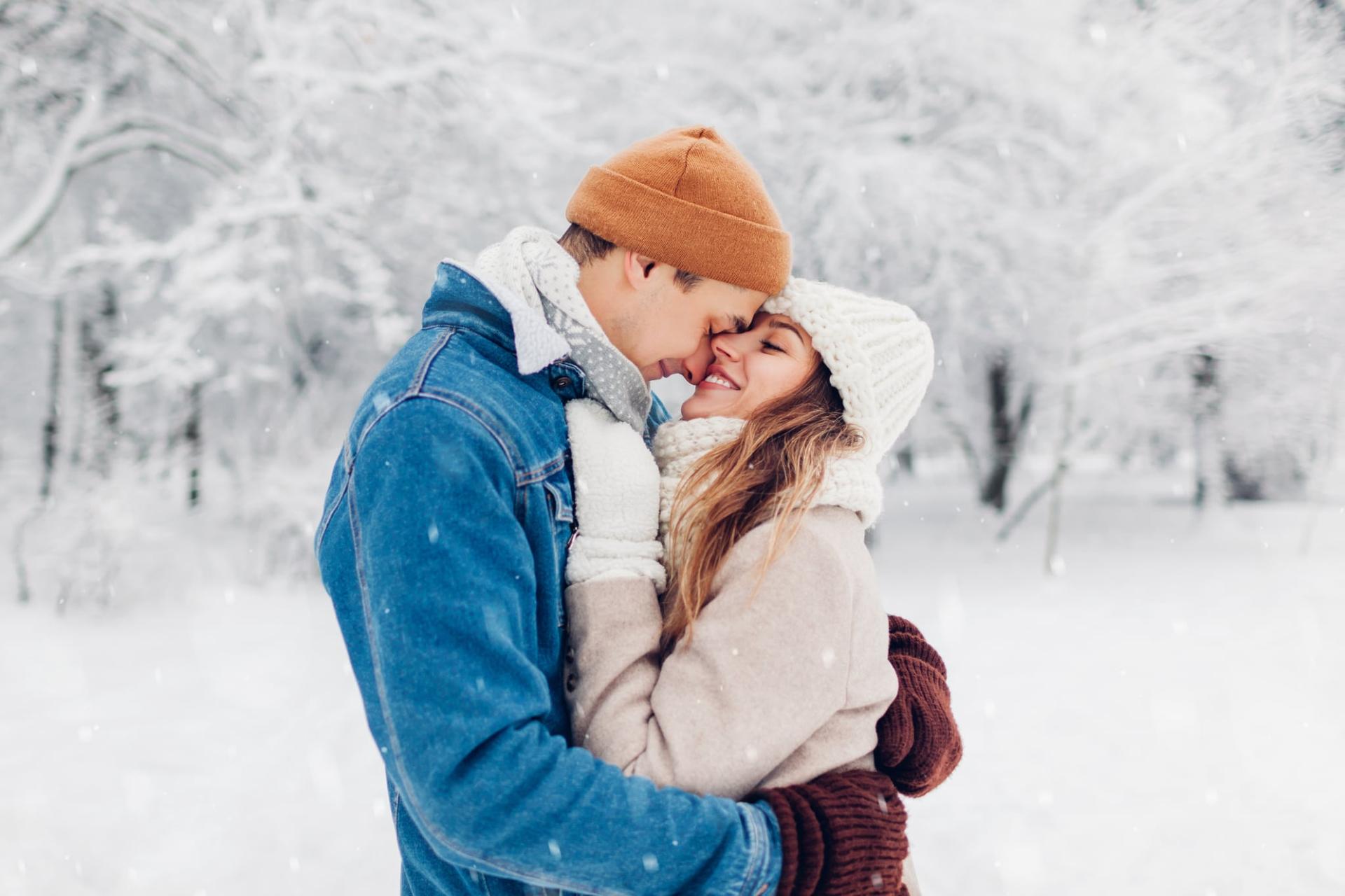 ¿Tu pareja te abraza por detrás o dándote palmadas en la espalda? Esto revela sobre ustedes — Relación