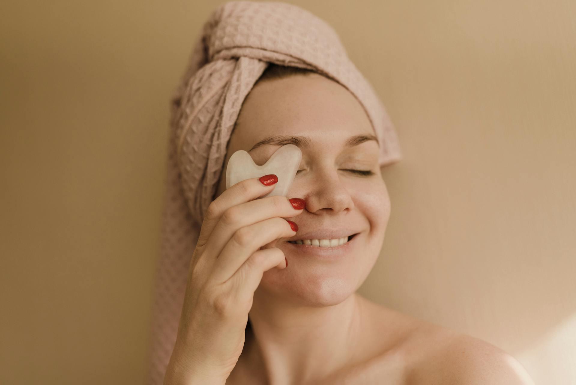 Gua Sha und Face Yoga: Natürliche Gesichtsformung ganz ohne OP — Gesicht