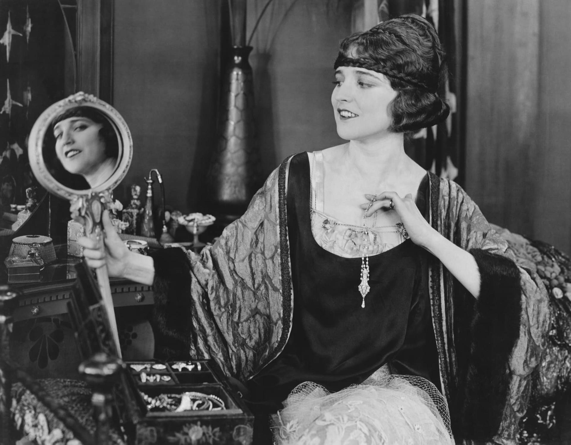 Anime libere, linee morbide: la moda degli anni ’20 torna di tendenza — Moda