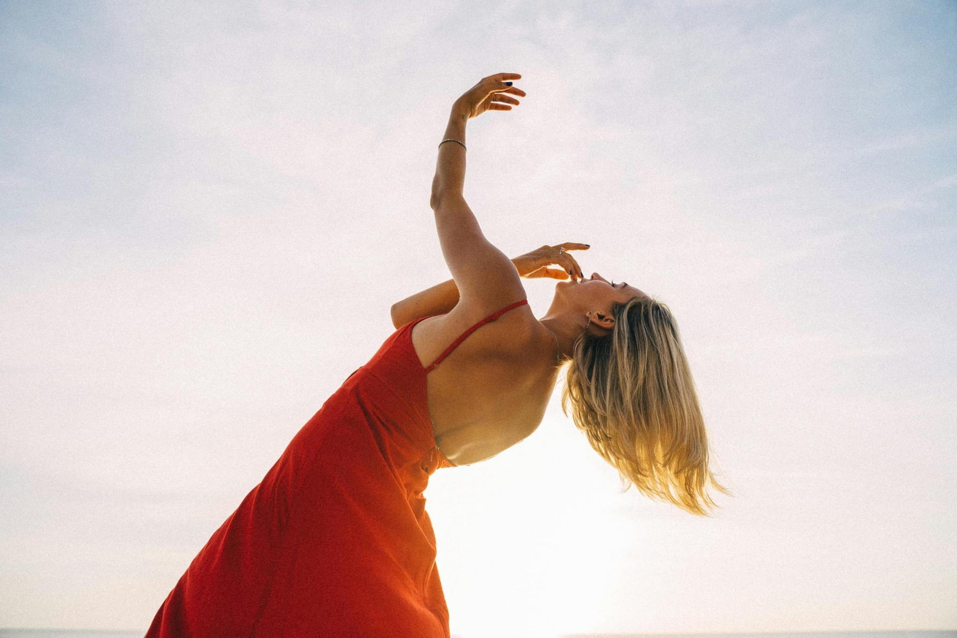 4 Farben, die dich sonnengebräunter wirken lassen – ganz ohne Sonne — Mode